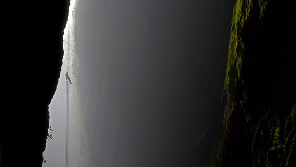 Caving in Waitomo in New Zealand - North Island.
				The descent was 100s of metres
