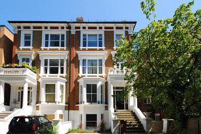 Close to Kew Gardens and right next to Kew Village..  A great London home